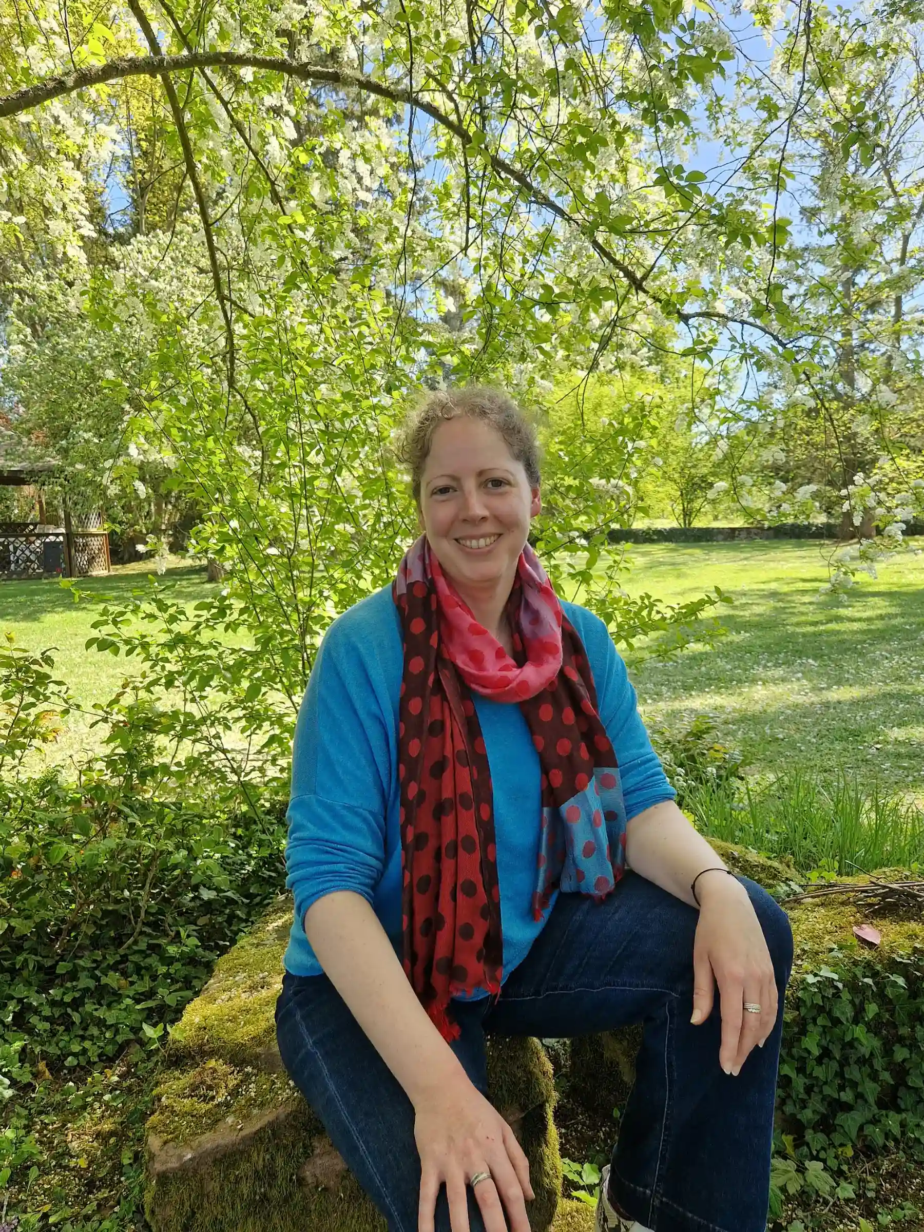 Marie-Delphine Salsac assise dans la nature partageant son parcours de transformation.