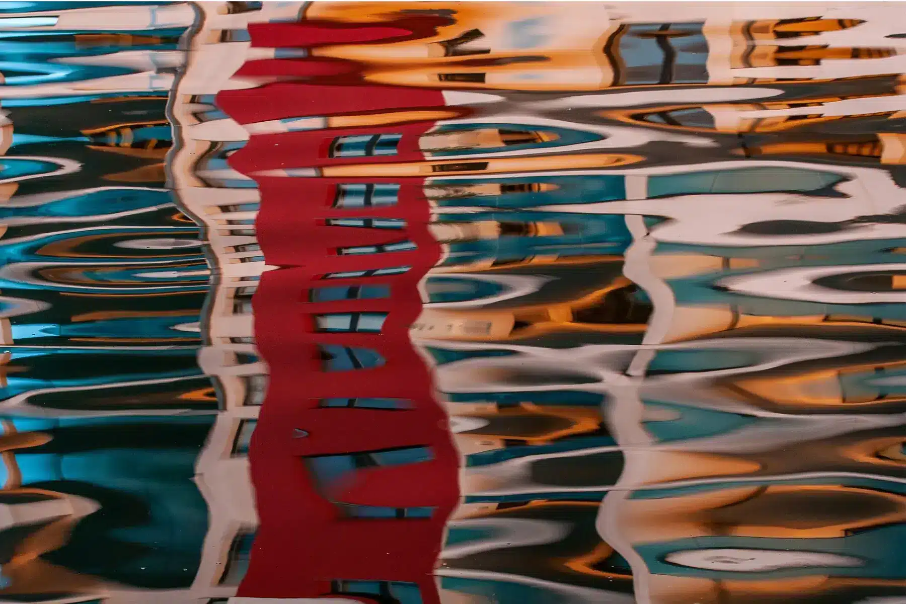 Reflets déformés dans l'eau illustrant une transformation identitaire après un burn-out.